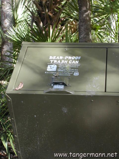 B&auml;rengesicherter M&uuml;lleimer bei Juniper Springs