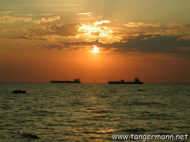 Schiffe vor dem Hafen